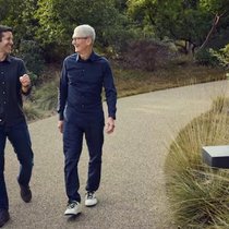 Stabübergabe: John Ternus (l.) wird neuer CEO – Tim Cook amtet als VR-Präsident weiter.