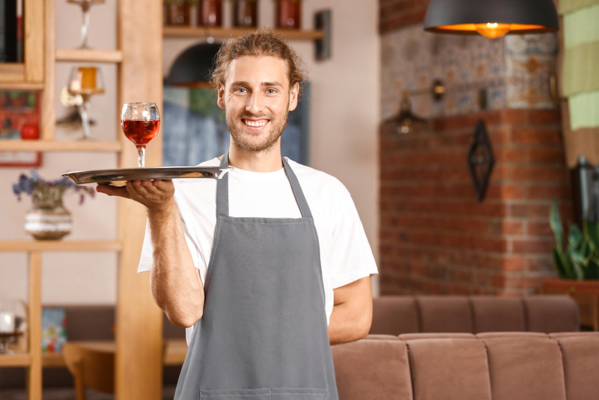 Offenausschank wird in der Gastronomie immer wichtiger. Regionale Weine bieten sich in diesem Bereich an. Je mehr der Service über diese Weine weiss, desto besser.