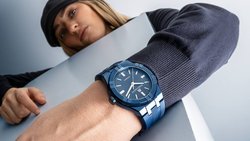 AIKON mit 39-mm Gehäuse in blau.