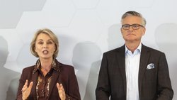 Haben grosse News zu verkünden: Ursula Nold, Präsidentin Migros-Genosschenschafts-Bund, spricht neben Mario Irminger, Präsident Generaldirektion Migros-Genosschenschafts-Bund, während der Medienkonferenz der Migros am Montag, 26. Oktober 2026, in Bern. 
