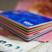 Welche Karte ist die beste für Bargeld und Einkäufe in den Ferien? Die «Handelszeitung» hat die Gebühren und Wechselkurse verglichen.
