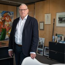 Alles im Griff: Finanzdirektor Heinz Tännler in seinem Büro in Zug.