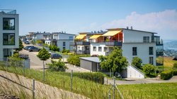 Wohnquartier in Schindellegi SZ - Wer ein Haus im Wert von acht Millionen erbt, muss plötzlich 150'000 Franken bar auf den Tisch legen. Steuerexpertinnen warnen vor dem Plan, der Hausbesitzer in die Enge treibt