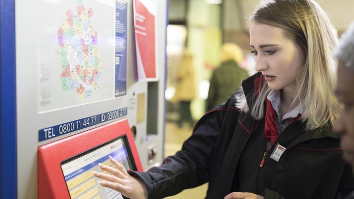 An SBB employee is helping a customer at the ticket machine in the entrance area of the SBB ticket hall, pictured in the SBB Travel Center at the railway station Zuerich Oerlikon, Switzerland, on November 27, 2017. (KEYSTONE/Gaetan Bally) Eine SBB-Mitarbeiterin hilft einer Kundin am Billettautomaten im Eingangsbereich der Schalterhalle des SBB Reisezentrums am Bahnhof Zuerich Oerlikon, aufgenommen am 27. November 2017. (KEYSTONE/Gaetan Bally)