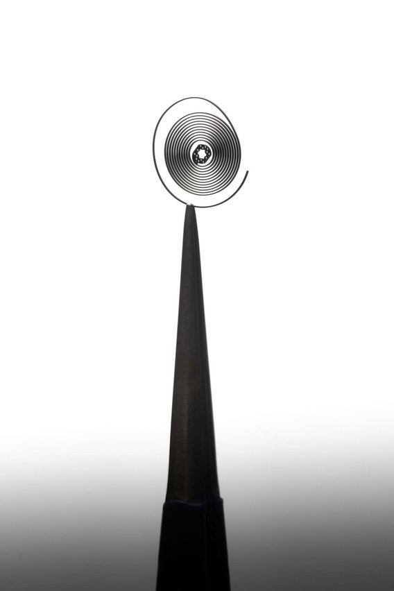 TAG Heuer fertigt seine Karbon-Spirale mitsamt einem Befestigungselement.