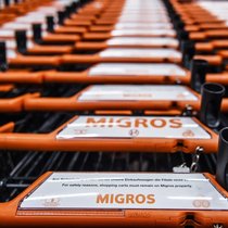 Migros: Der «Orange Riese» schreibt 2017 den dritten Gewinnrückgang in Folge.