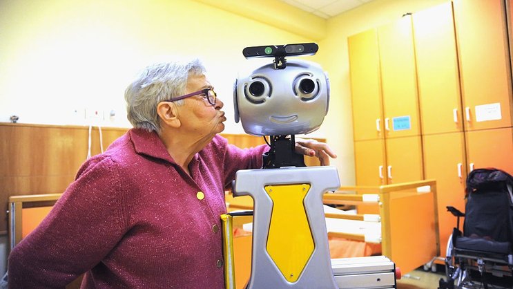 Ältere Frau küsst einen Roboter: Welche Unternehmen versprechen in zehn Jahren noch gute Renditen?
