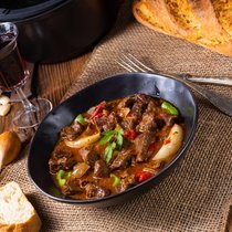 Cabernet Franc passt gut zu Schmorgerichten. Reichlich Zwiebeln und Knoblauch in einem Gulasch steckt der Wein locker weg.