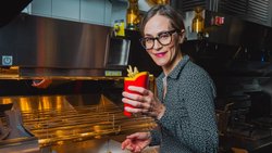 Klassiker: Lara Skripitsky weiss, was die Kundschaft von McDonald’s erwartet: frische Pommes. Auch Swissness auf der Menükarte kommt gut an.