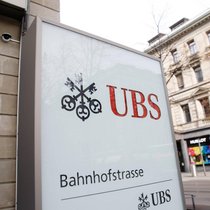 Schriftzug der UBS am Paradeplatz in Zürich.