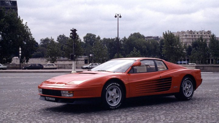 Testarossa, 1984, 4,9 Liter, V12, 390 PS, ikonisches Design von Pininfarina.
