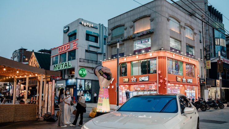 Ein Abend im exklusiven Stadtteil Apgujeong in Seoul. TIM FRANCO für WSJ