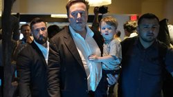 Elon Musk (hier mit seinem Sohn auf dem Arm) wirft ChatGPT vor, politisch korrekt zu sein.