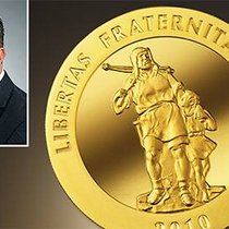 Wettbewerbsnachteil: Marc Gugerlis Goldhans kostet mehr als vergleichbare Goldmünzen – wegen der Mehrwertsteuer.
