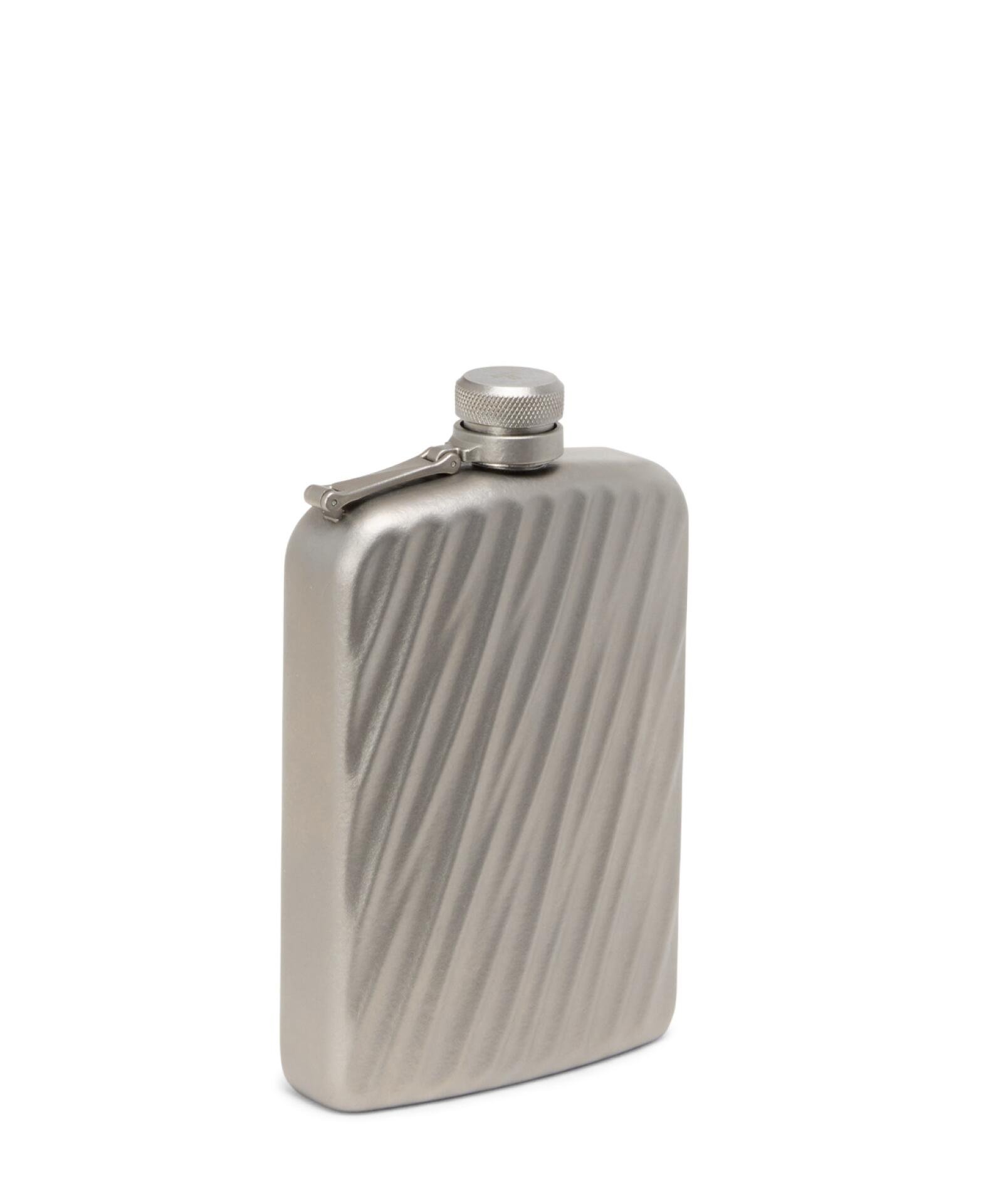 6 Flachmann aus Titan für 177 ml von Tumi, 270 Fr.