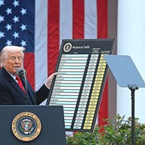 Anfang April 2025 brachte Donald Trump mit seiner Zollankündingung die Wirtschaftswelt durcheinander.