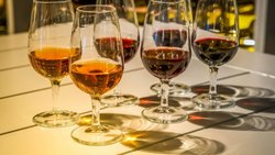 Tawny oder Ruby? Die Ausbauart bestimmt Farbe und Geschmack der Portwein-Klassiker.