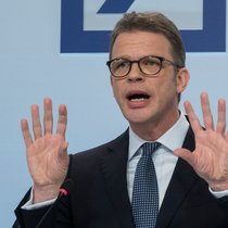 Deutsche-Bank-Chef Christian Sewing: Sein Institut spannt nicht mit der Commerzbank zusammen.