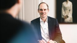 Er führt Zwei Wealth ins Ausland: CEO und Gründer Patrick Müller.