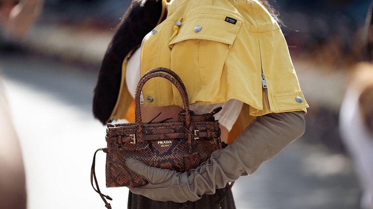 Ein Model mit einer Prada-Handtasche in Mailand letzte Woche.