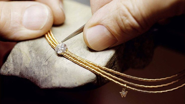 Wellendorff: Brillanten und andere Edelsteine werden im Goldschmuck fixiert.