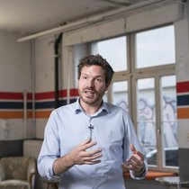 Co-Gründer und CEO Jan-Philip Schade hat mit dem Ausstieg aus dem Direktkunden-Business Kaspar& auf den Wachstumspfad geführt.