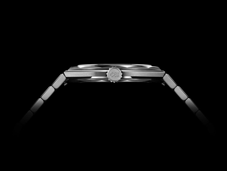 Die Uhr ist 6,6 mm hoch.
