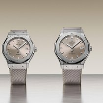 Die Classic Fusion in Taupe: Das Urmodell aus den 1980er Jahren kommt in 42 oder 45 mm Gehäusegröße und ist nur online erhältlich.