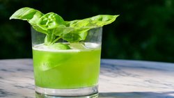 Der Mix aus Gin, Basilikum, Zitrone und Zucker ist köstlich!