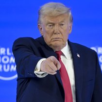 Donald Trump am WEF 2026: 686 Millionen Franken verdiente die Trump-Familie allein mit Kryptowährungen, etwa dem $Trump Meme Coin.