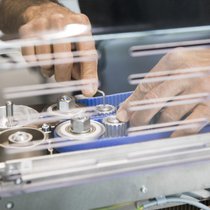 Mitarbeiter bei Komax Der Verwaltungsrat habe entschieden, den neuen Kurs unter neuer Führung umzusetzen