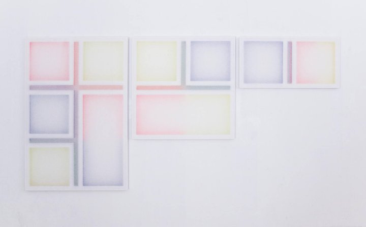 Untitled, Acryl auf Holz, transparentes Polyestergewebe, je 160 × 90 × 9 cm, 2024. Ausstellungsansicht, Reflekti­onen/Réflexions, Die Mobiliar, Bern (CH), 2024.