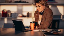 Studien zeigen: Frauen – besonders Millennials – werden in Sachen Finanzen immer sicherer.