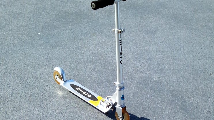Der Original-Micro-Scooter wiegt etwas weniger als drei Kilogramm, was ihn zu einem praktikablen Fortbewegungsmittel in der Stadt macht.