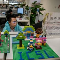 Arbeitet er für die Regierung? Angestellter im Cyber-Security-Lab von Huawei in Dongguan, China.