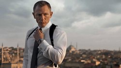 Daniel Craig als James Bond mit der Omega Seamaster am Handgelenk.
